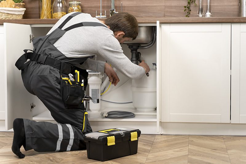 service-maintenance-worker-repairing Emergency Plumbing Services